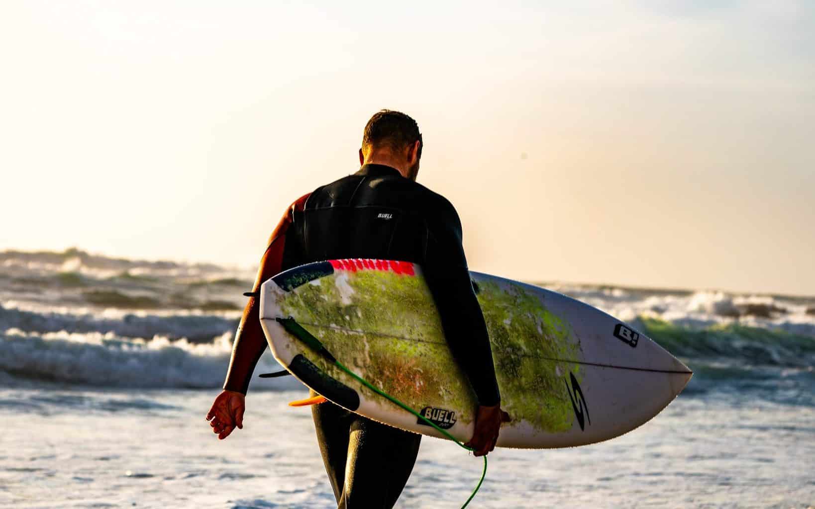 Surfing vs Skimboarding 6 Big Differences (& 4 Similarities)