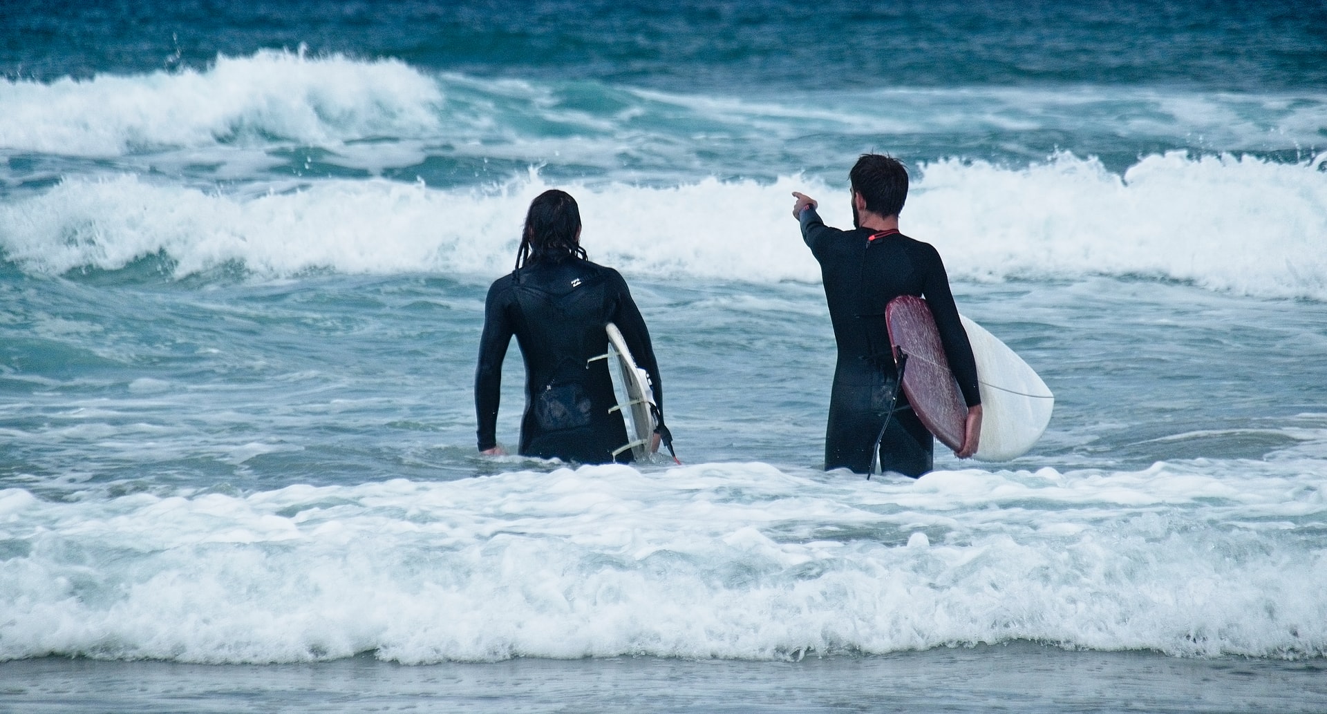 Should I Take Surfing Lessons? (+ 5 Reasons Why It’s a Good Idea)