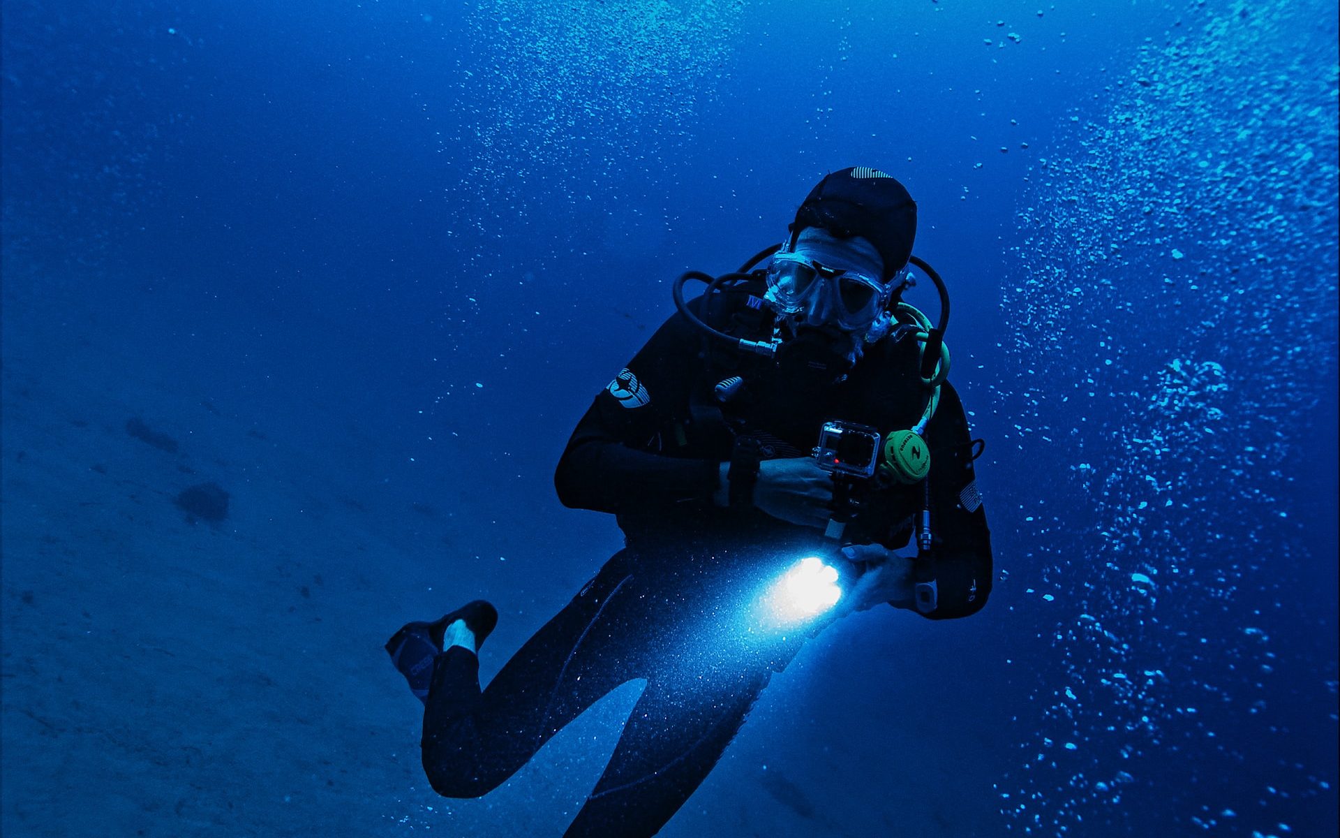 Why Do Scuba Divers Use Helium? (+Its Pros & Cons)