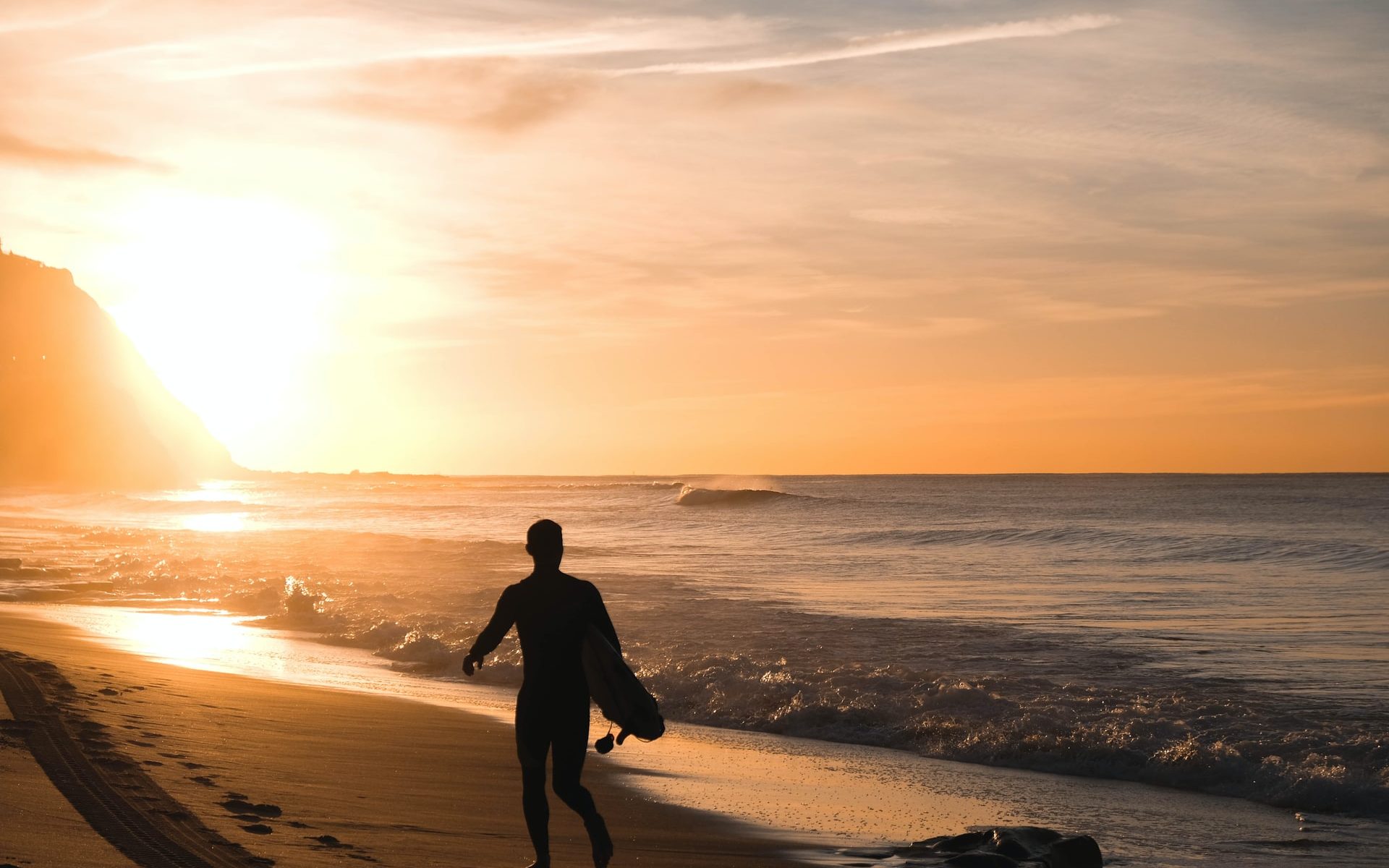 How to Surf Safely 34 Crucial Tips (Every Surfer Should Know)