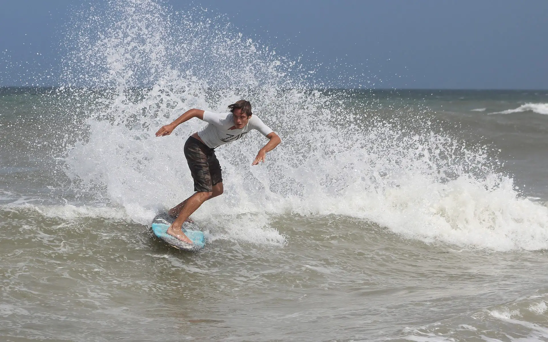 Surfing vs Skimboarding Differences