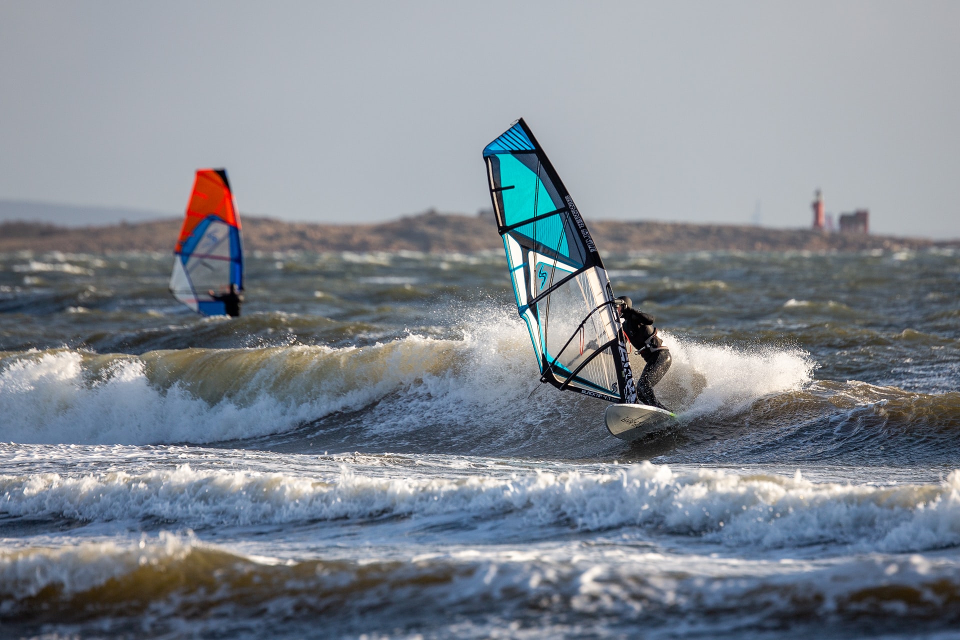 Surfing vs Windsurfing Differences