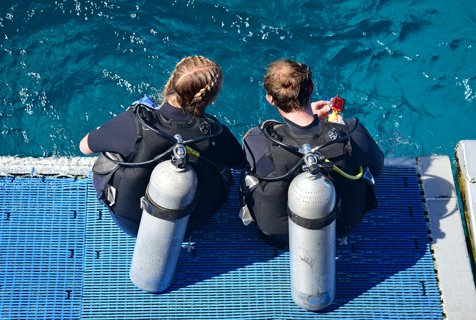 Do Scuba Divers Breathe Pure Oxygen? (Misconceptions Solved)