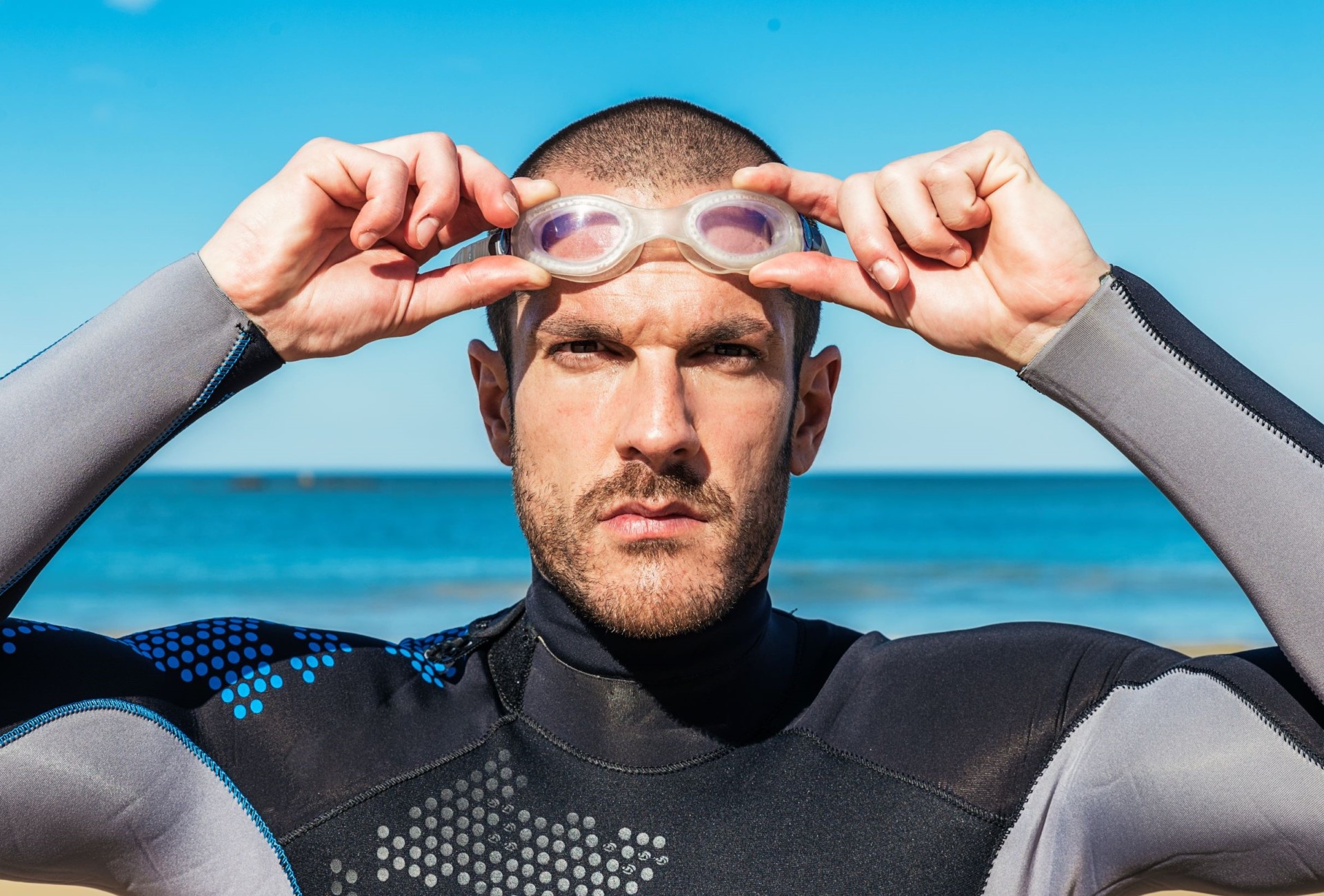 Do Surfers Wear Goggles? Why Most Don’t (+5 Pros & 8 Cons)