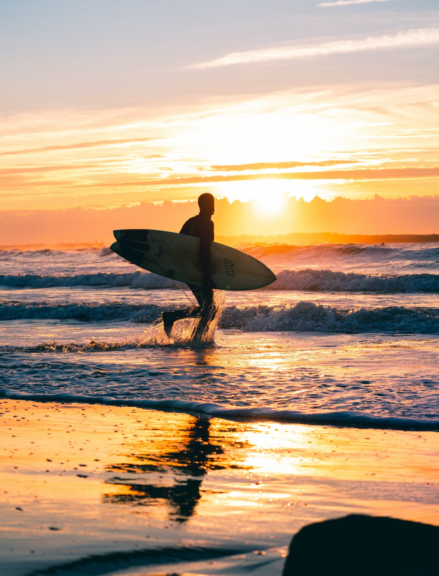 Why Do Surfers Go in the Morning? All the Facts (+5 Helpful Tips)