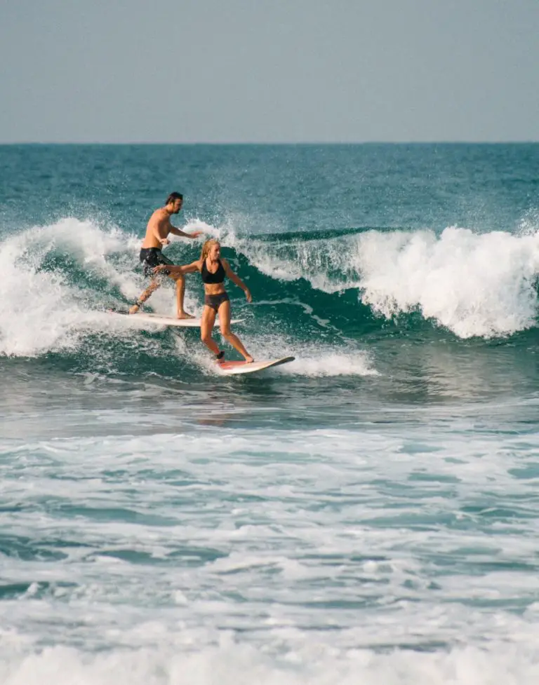 Do Surfers Run Into Each Other? 5 Common Reasons (+8 Tips)