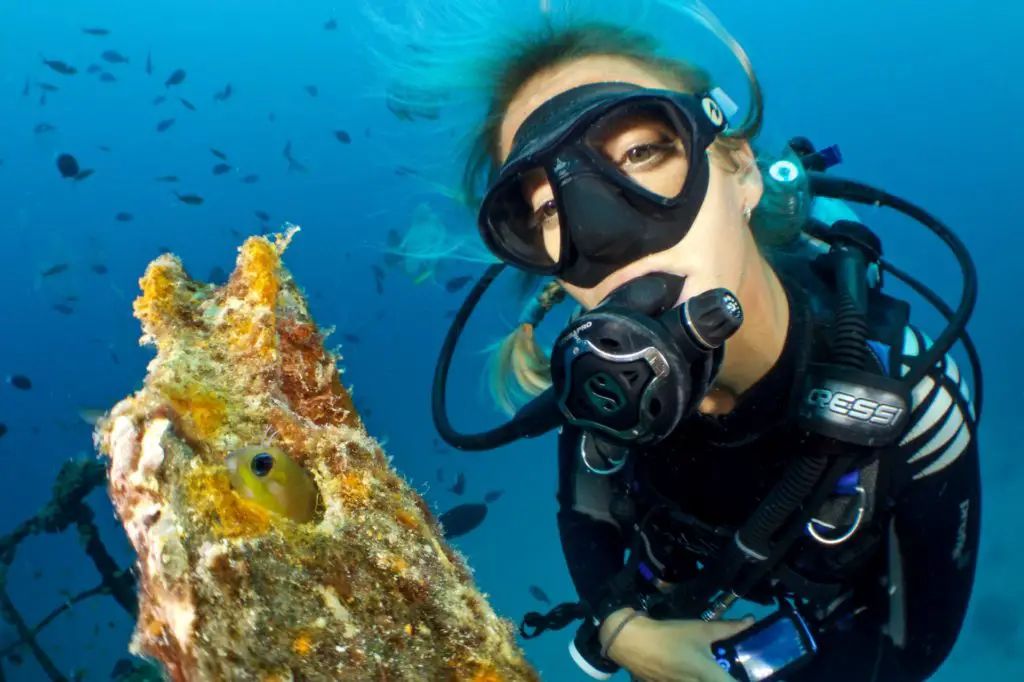 How Long Can Scuba Divers Stay Underwater? (+9 Limiting Factors)